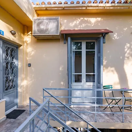 A Painter'S House In Plaka-2
